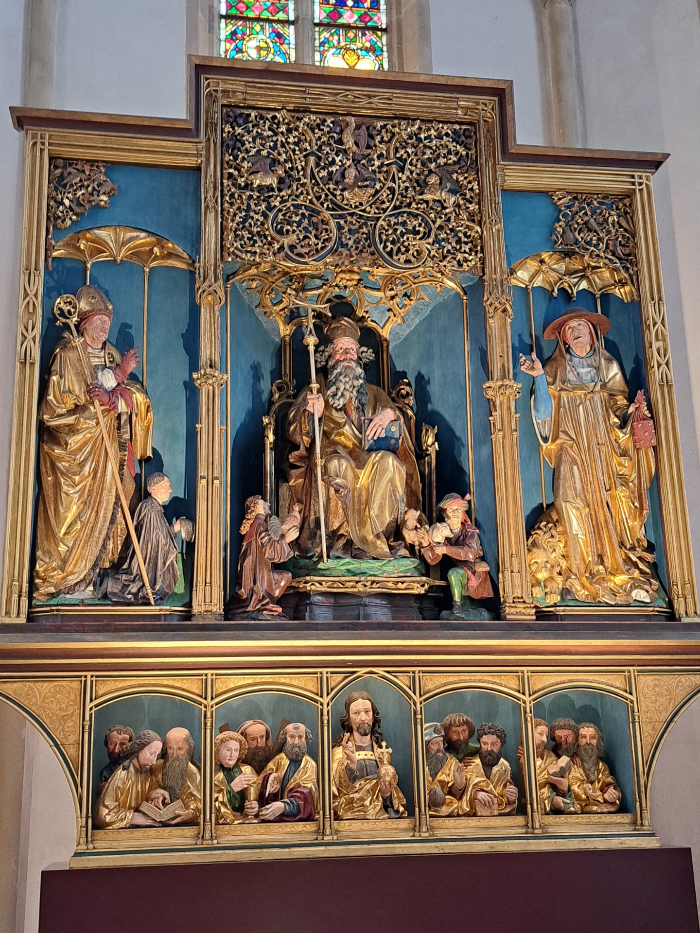 deuxième volet : st Antoine, à sa droite , st Augustin, auteur des règles monastiques des antonins, à sa gauche, saint Jérôme, docteur de l'Eglise avec à ses pieds le lion de la légende