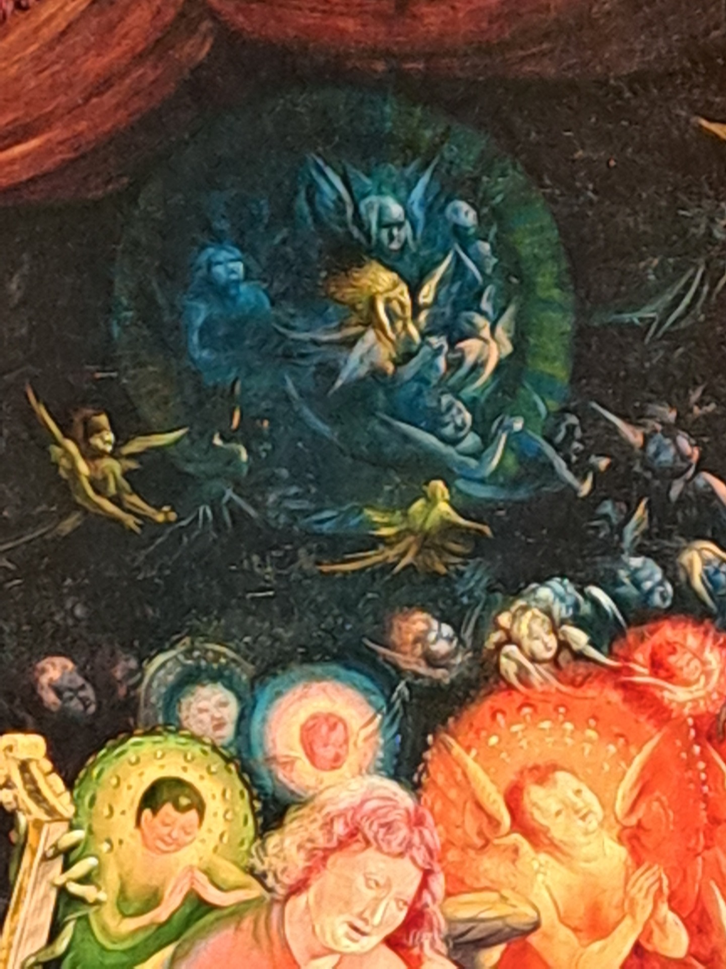 dans un halo qui semble l'antre des diables, des anges menaçants