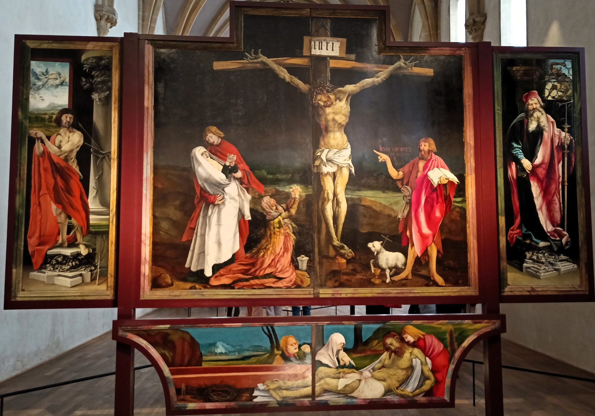 le 1er volet du retable à G st Sébastien, à droite st Antoine, au centre la crucifixion, sur la prédelle, la mise au tombeau