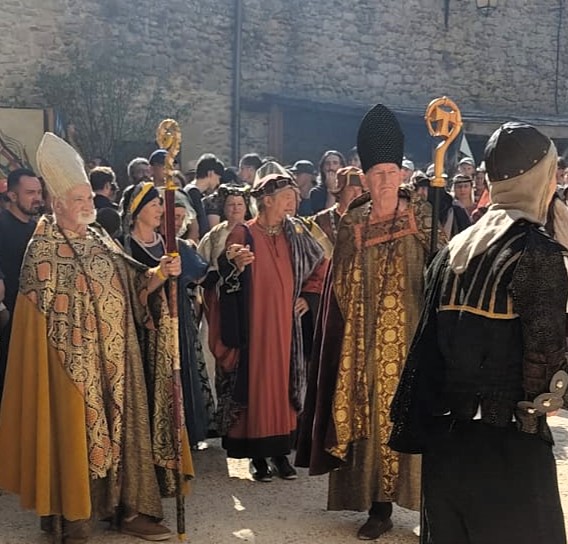 L'archevêque de Vienne et l'empereur Sisgimond rendent visite à Hugues de Châteauneuf, abbé général de l'Ordre de Saint Antoine