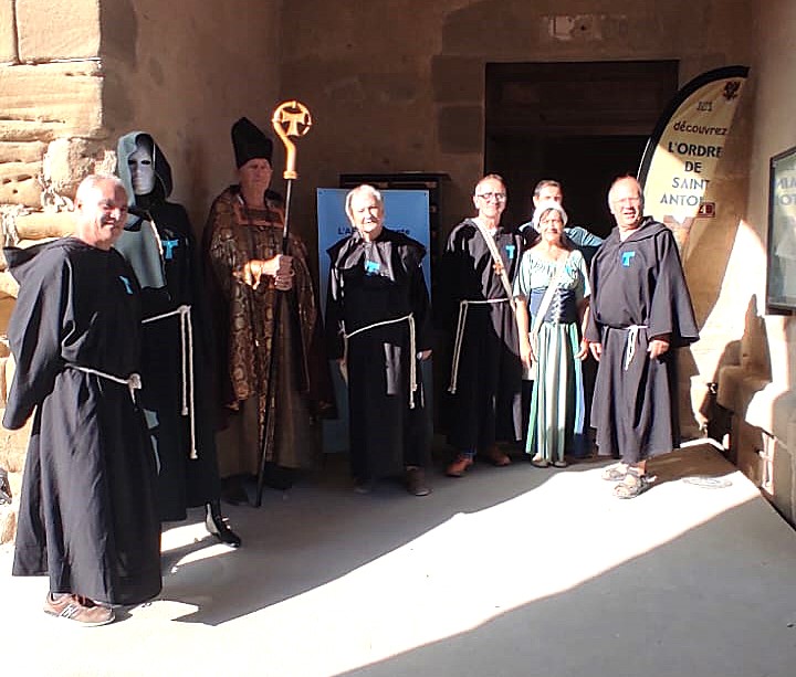 l'abbé général Hugues de Châteauneuf avec quelques chanoines et hospitalières