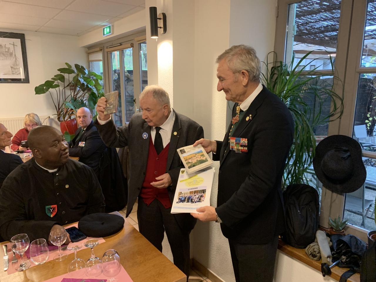 Le président de l'AFAA présente l'association et remet une revue et un CD au Lt-Colonel Lianos, président de l'ACCLE