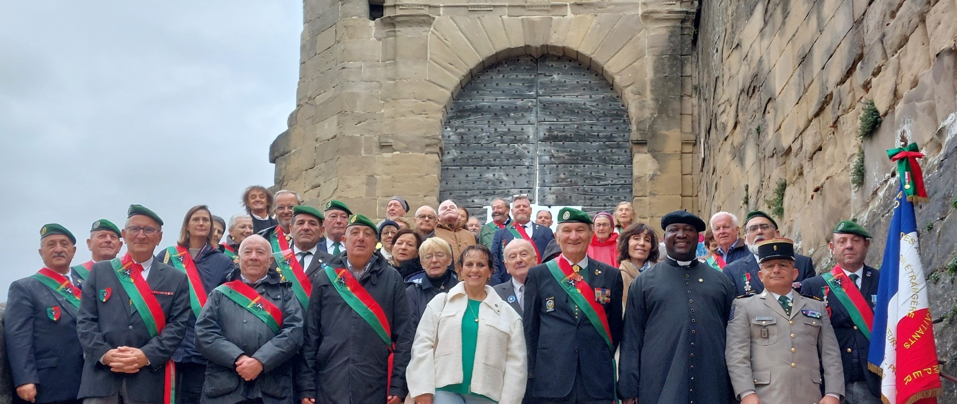 Sur les grands escaliers, conduisant à l'abbatiale, la maire de Saint-Antoine-l'Abbaye entourée des membres de l'ACCLE et des représentants de l'AFAA